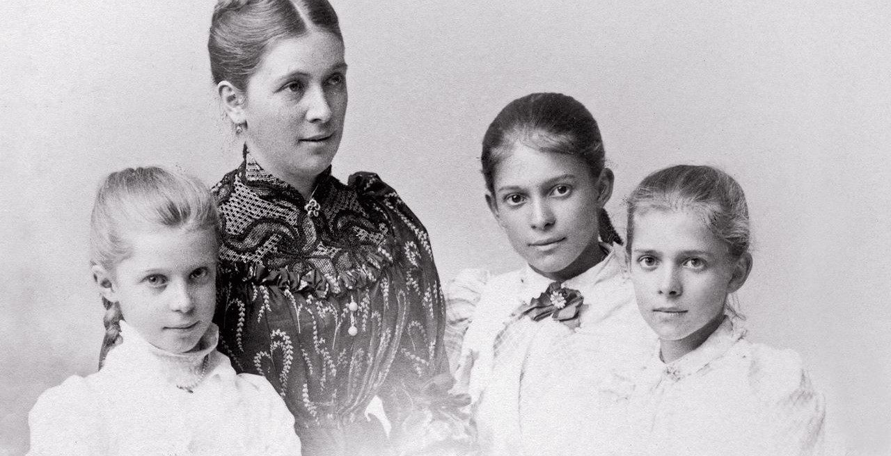 Bertha von Faber cùng ba cô con gái