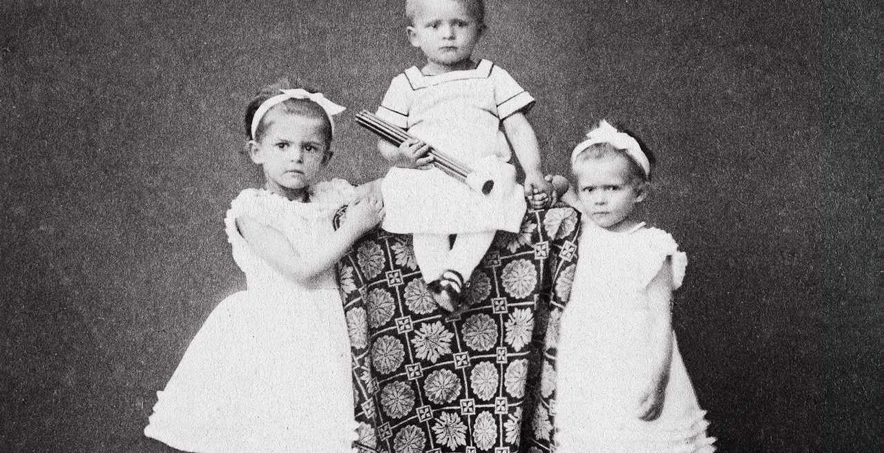 Con gái Ottilie cùng anh trai Lothar và em gái Sophie