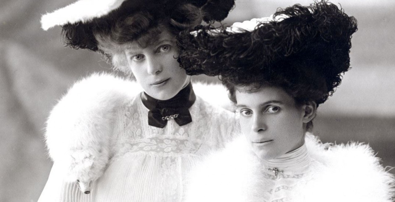 Nữ bá tước Ottilie (phải) và chị gái Hedwig